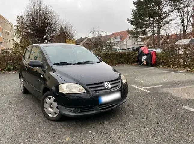 Gebraucht VW Fox 54 PS (39 kW) 2009 Schwarz Kleinwagen