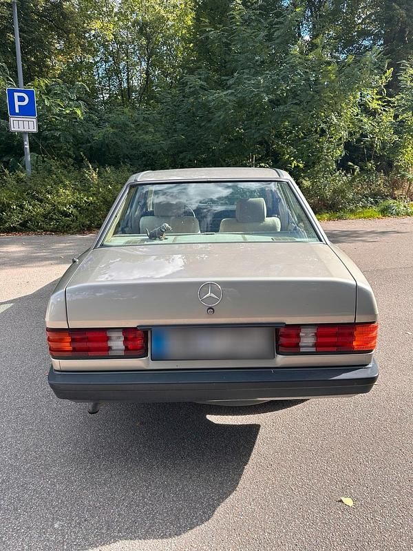 Gebraucht Mercedes 190 72 PS (52 kW) 1987 Grau Limousine