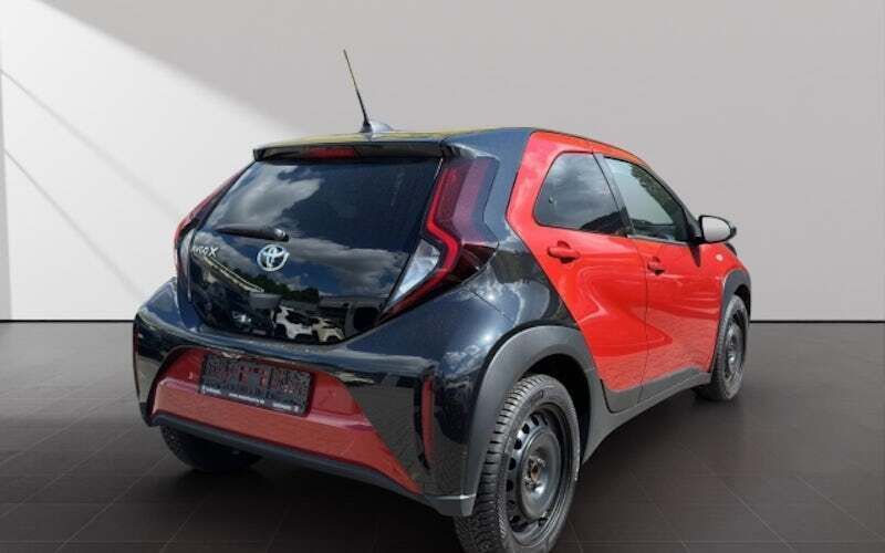 Gebraucht Toyota Aygo Connect Style 72 PS (52 kW) 2022 3u4)/ black mica (209) (rot Kleinwagen