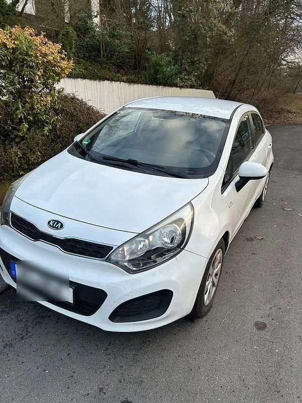 Weiß Gebraucht 2013 Kia Rio FIFA World Cup Edition Limousine | 4.000 € (Guter Preis) - Bild 1/4