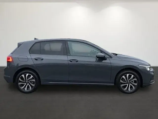 Gebraucht VW Golf VIII Active 150 PS (110 kW) 2022 Delfingrau metallic Limousine