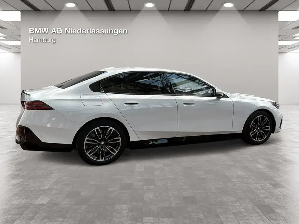 Gebraucht BMW 550e M Sport 489 PS (359 kW) 2026 Weiß Limousine
