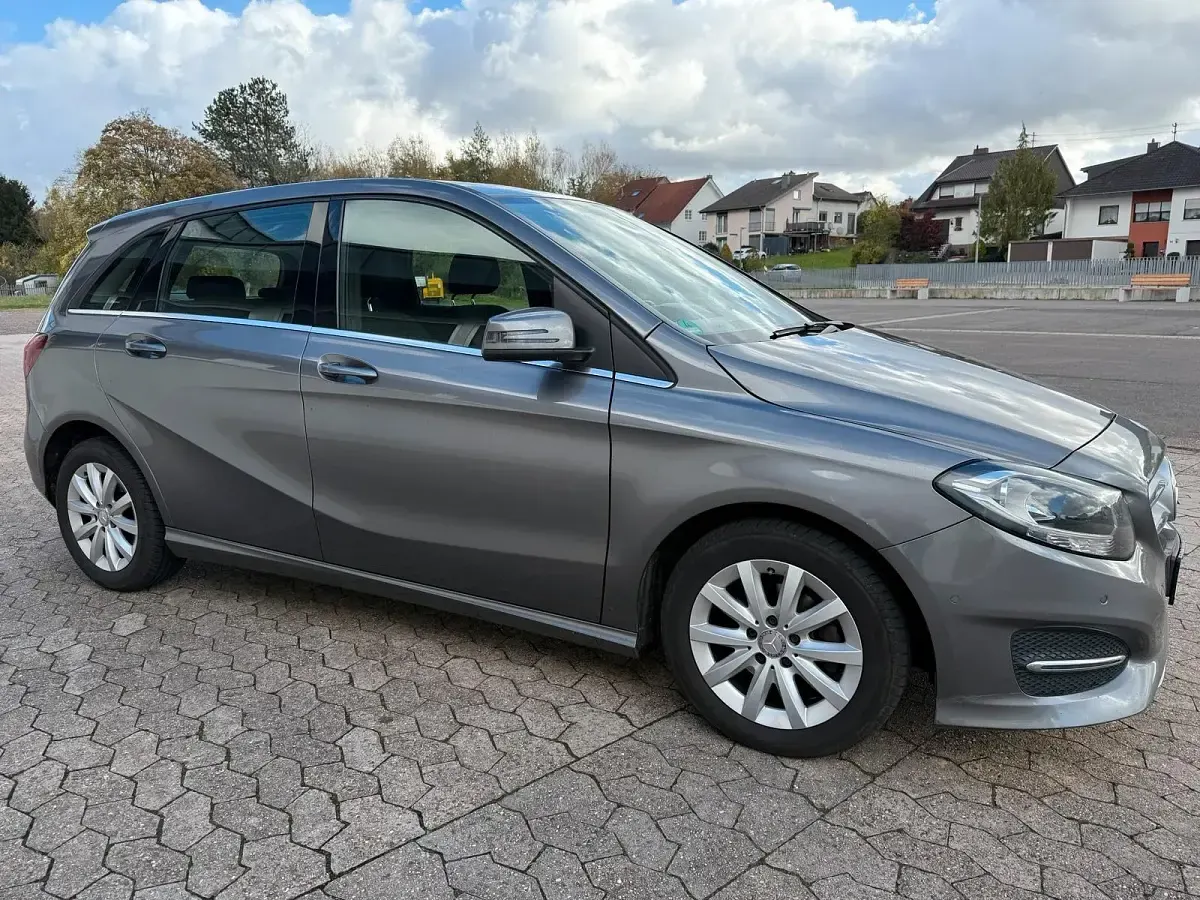 Gebraucht Mercedes B180 109 PS (80 kW) 2015 Grau Kleinwagen