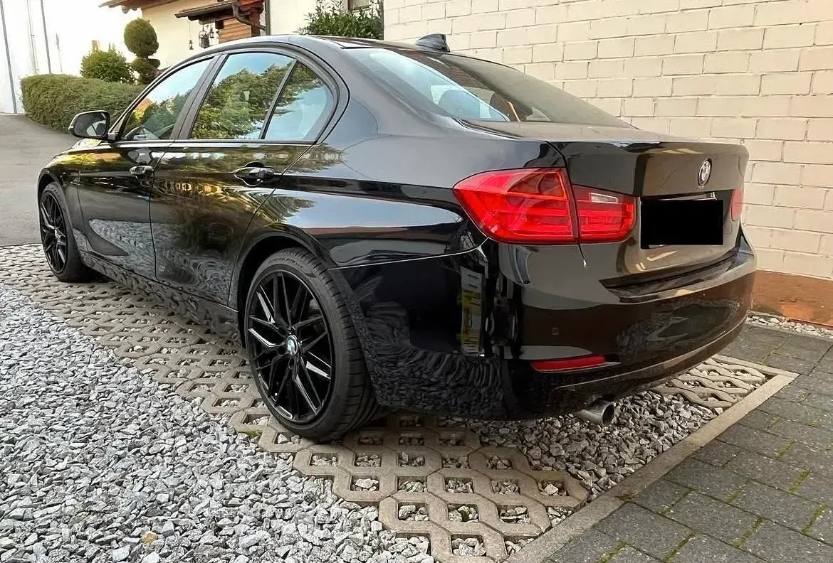 Gebraucht BMW 318 2013 Schwarz Limousine