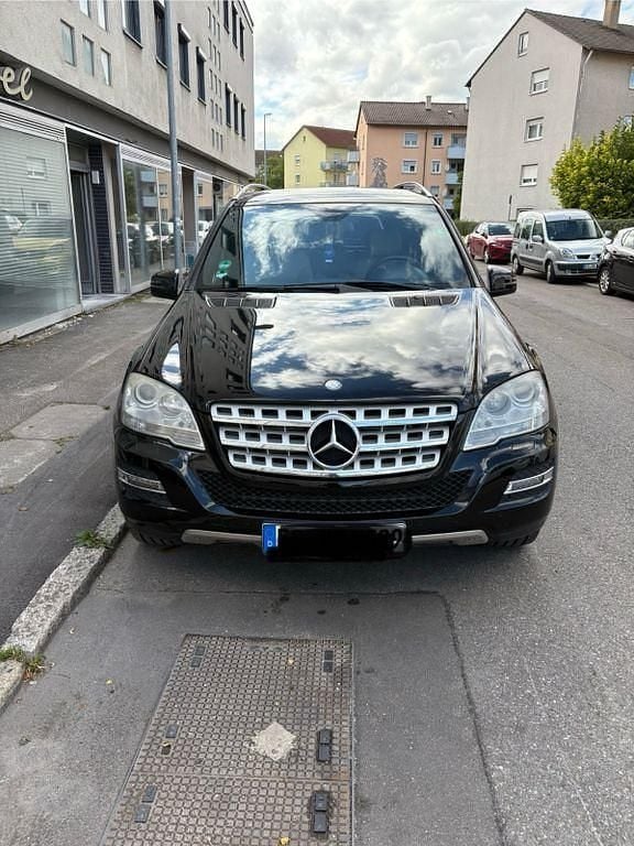 Schwarz Gebraucht 2010 Mercedes ML300 SUV | 12.749 € (Fairer Preis) - Bild 1/4