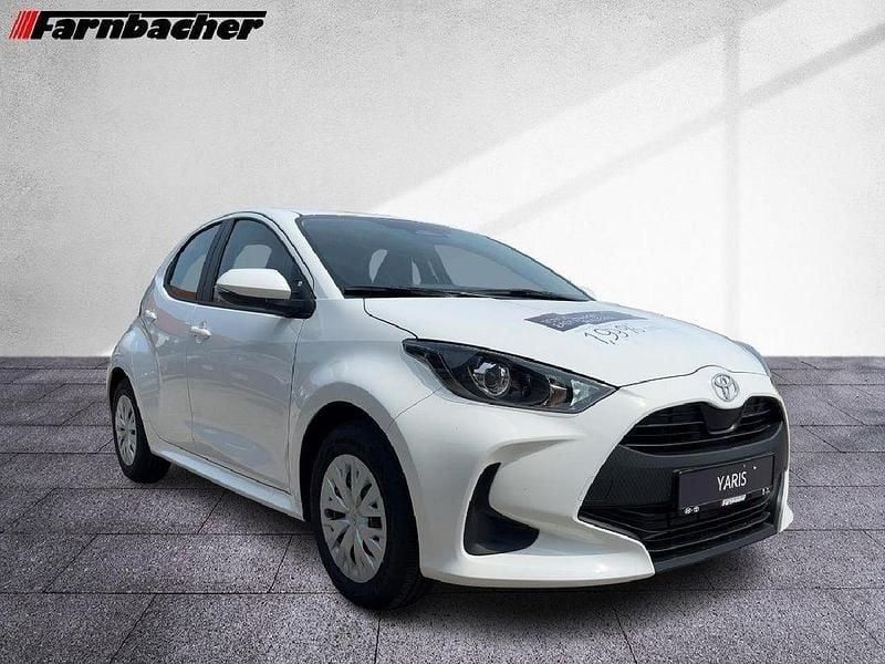 Super white 2 Gebraucht 2021 Toyota Yaris Hybrid Business Edition Limousine | 24.860 € (Fairer Preis) - Bild 1/4