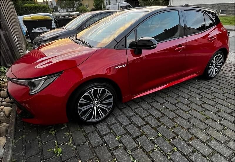 Rot Gebraucht 2019 Toyota Corolla Hybrid Limousine | 21.790 € (Fairer Preis) - Bild 1/4