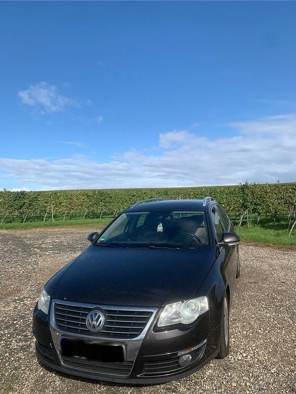 Braun Gebraucht 2006 VW Passat Kombi | 2.700 € (Fairer Preis) - Bild 1/4