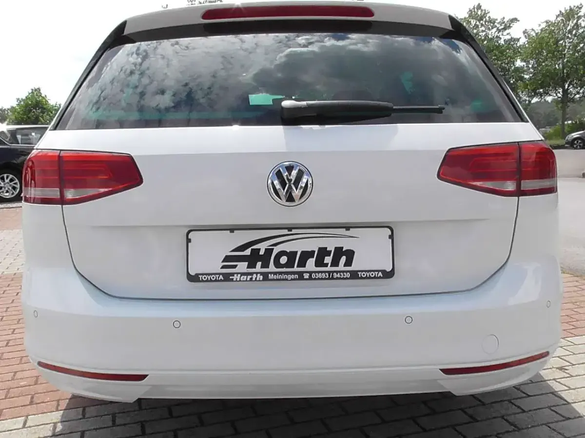 Gebraucht VW Passat Comfortline 150 PS (110 kW) 2018 Pure white Kombi