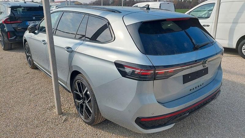 Neu VW Passat R-line 150 PS (110 kW) 2026 Oyster silver metallic Kombi