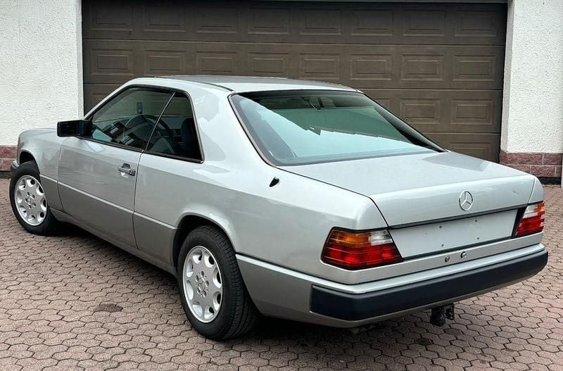 Gebraucht Mercedes E300 179 PS (131 kW) 1989 Silber Coupé