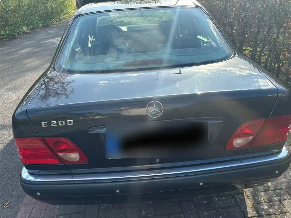 Gebraucht Mercedes E200 Elegance 136 PS (100 kW) 1998 Schwarz Limousine