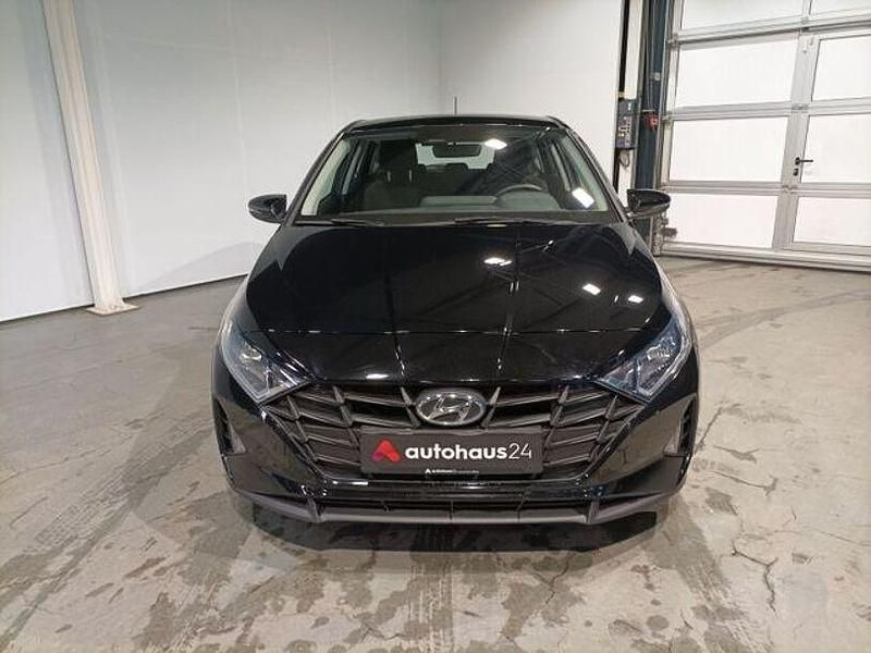 Gebraucht Hyundai i20 Select 84 PS (61 kW) 2022 Schwarz Kleinwagen