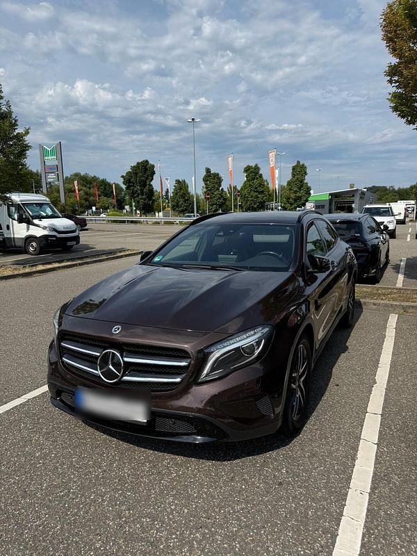 Braun Gebraucht 2016 Mercedes GLA220 Night SUV | 16.000 € (Fairer Preis) - Bild 1/4