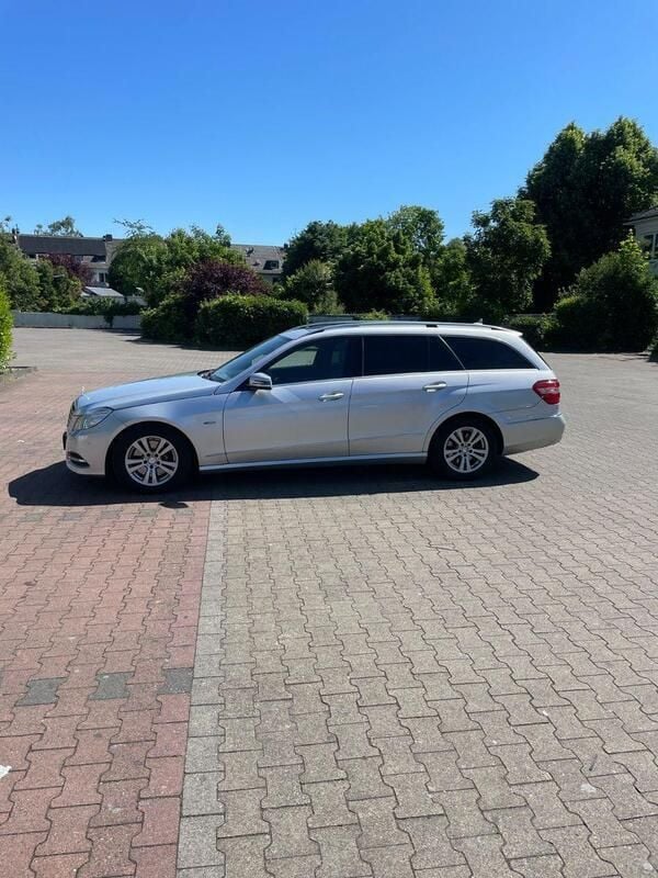 Silber Gebraucht 2011 Mercedes E300 Avantgarde Kombi | 10.950 € (Fairer Preis) - Bild 1/4