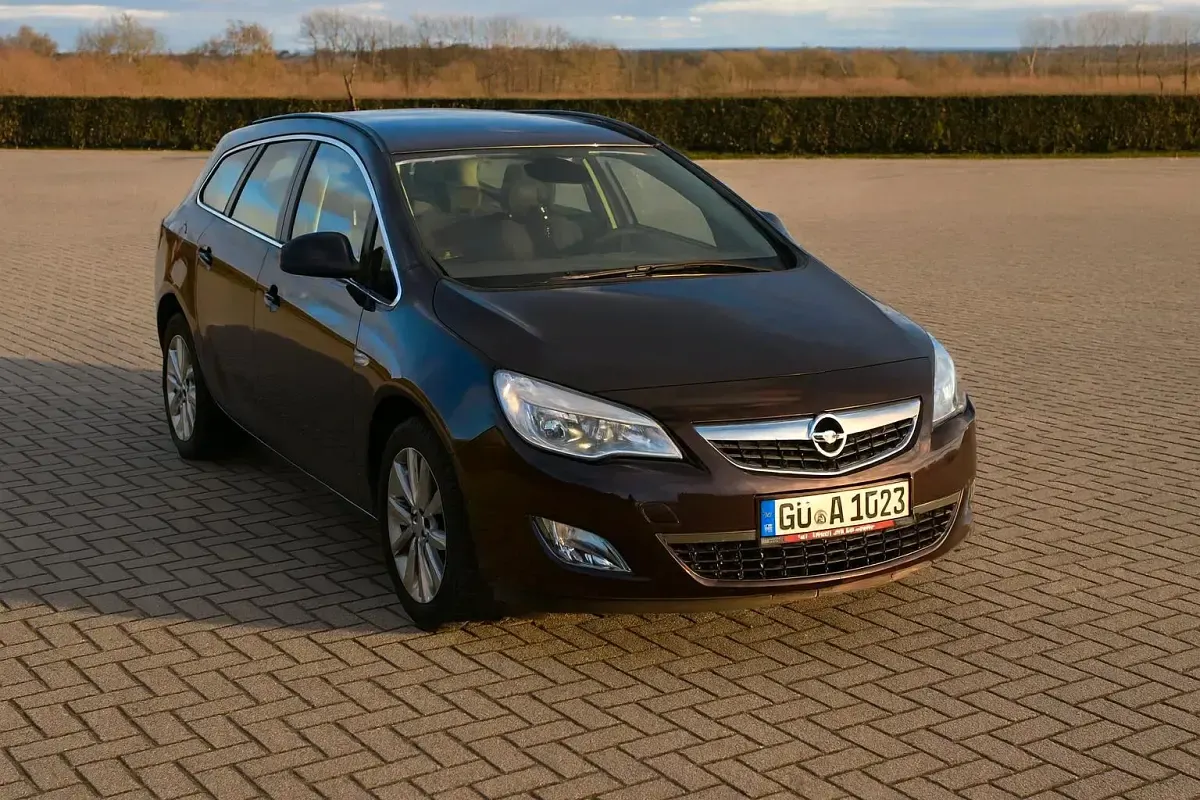 Gebraucht Opel Astra 140 PS (102 kW) 2012 Braun Kombi