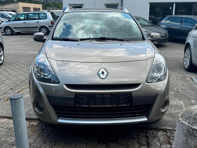 Braun Gebraucht 2010 Renault Clio II Dynamique Limousine | 5.390 € (Teuer) - Bild 1/4