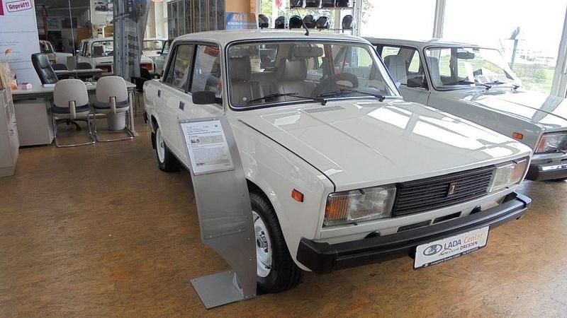 Second-hand Lada 2105 65 CP (47 kW) 1987 Alb Berlinǎ