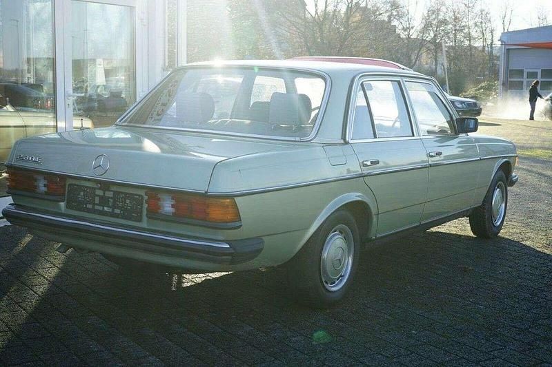 Gebraucht Mercedes 230 136 PS (100 kW) 1983 Grün Limousine