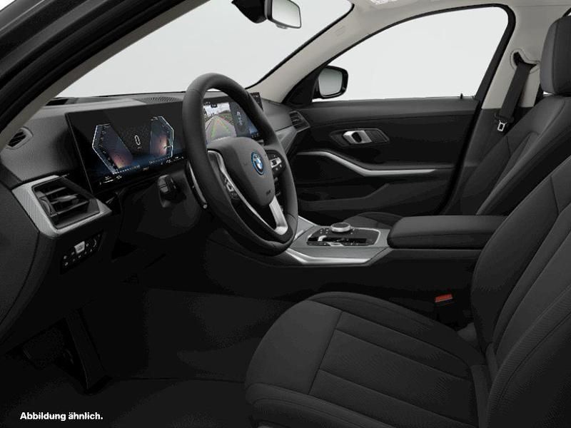 Black sapphire metallic Gebraucht 2024 BMW 330e Comfort Edition Kombi | 44.834 € (Fairer Preis) - Bild 1/1