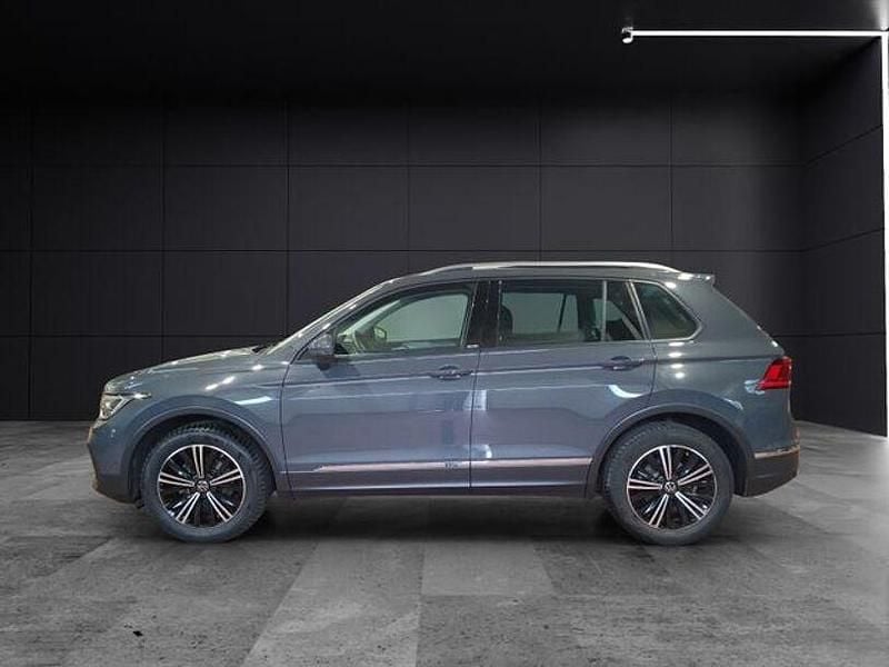 Gebraucht VW Tiguan Active 131 PS (96 kW) 2022 Delfingrau metallic SUV