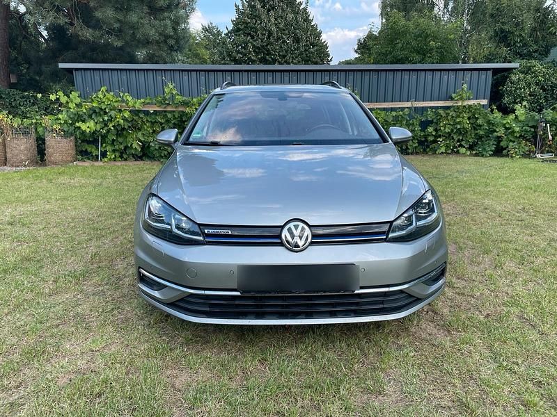Grau Gebraucht 2019 VW Golf VII Kombi | 9.990 € (Superpreis) - Bild 1/4