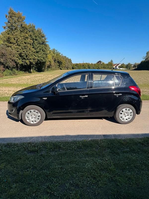 Schwarz Gebraucht 2013 Hyundai i20 Kleinwagen | 3.700 € (Superpreis) - Bild 1/4