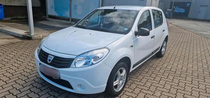 Weiß Gebraucht 2009 Dacia Sandero Kleinwagen | 2.200 € (Fairer Preis) - Bild 1/4