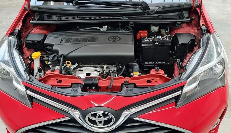 Rot Gebraucht 2015 Toyota Yaris Comfort Kleinwagen | 8.600 € (Guter Preis) - Bild 1/4