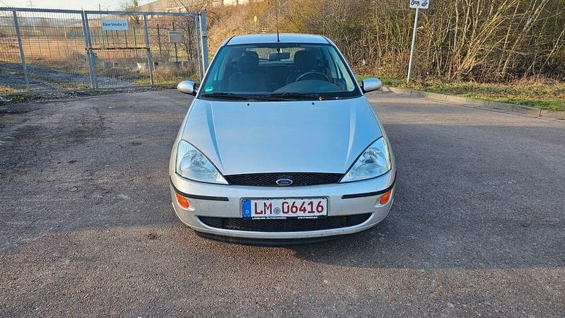 Second-hand Ford Focus 116 CP (85 kW) 2000 Argintiu Berlinǎ