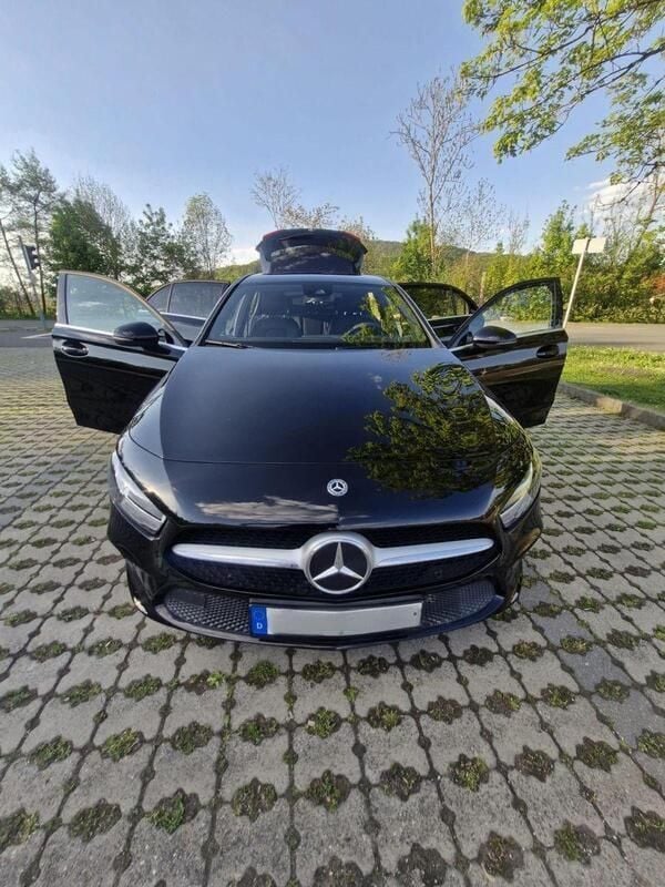 Schwarz Gebraucht 2020 Mercedes A180 Kombi | 21.750 € (Fairer Preis) - Bild 1/4
