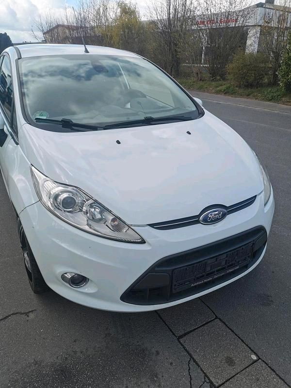 Gebraucht Ford Fiesta 120 PS (88 kW) 2012 Weiß Kleinwagen