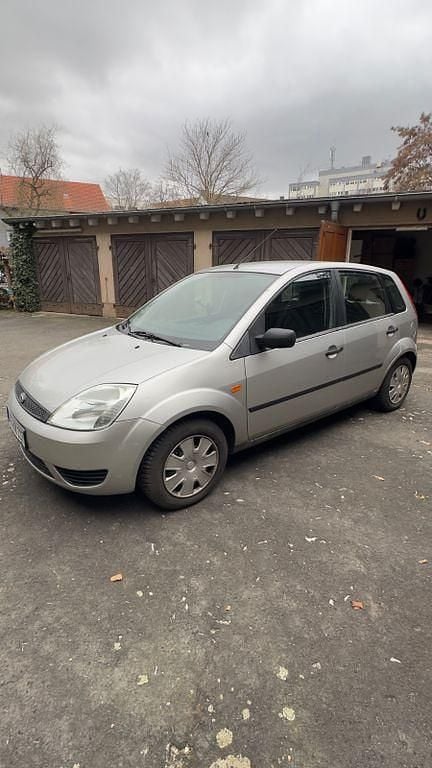 Gebraucht Ford Fiesta Ambiente 60 PS (44 kW) 2005 Silber Kleinwagen