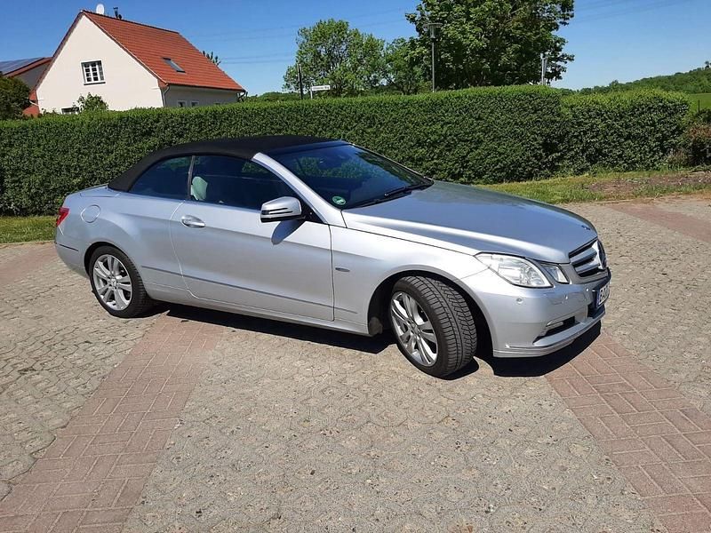 Gebraucht Mercedes E220 Avantgarde 170 PS (125 kW) 2010 Silber Cabrio
