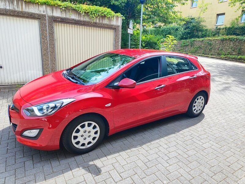 Rot Gebraucht 2014 Hyundai i30 Classic Limousine | 6.900 € (Guter Preis) - Bild 1/4