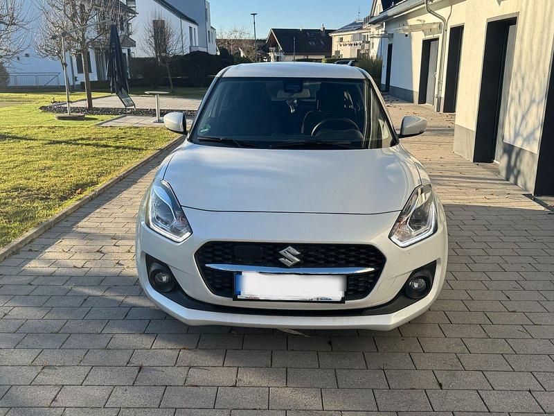 Weiß Gebraucht 2021 Suzuki Swift Kleinwagen | 14.000 € (Fairer Preis) - Bild 1/4