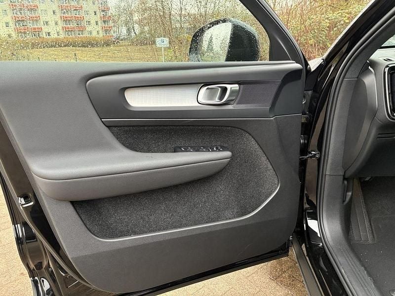 Nowe Volvo XC40 Core 163 KM (119 kW) 2025 Czarny SUV