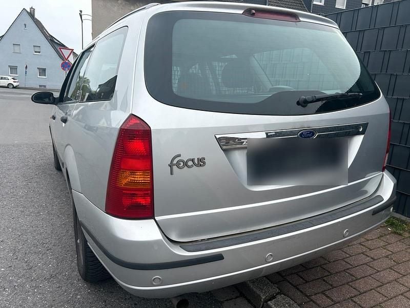 Usado Ford Focus Ghia 115 CV (84 kW) 2000 Plateado Familiar