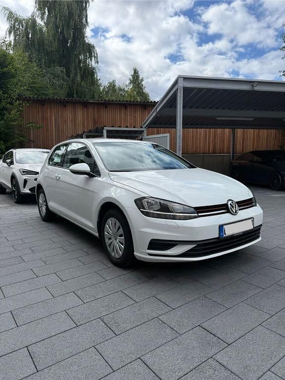 Weiß Gebraucht 2018 VW Golf VII Trendline Limousine | 9.000 € (Superpreis) - Bild 1/4