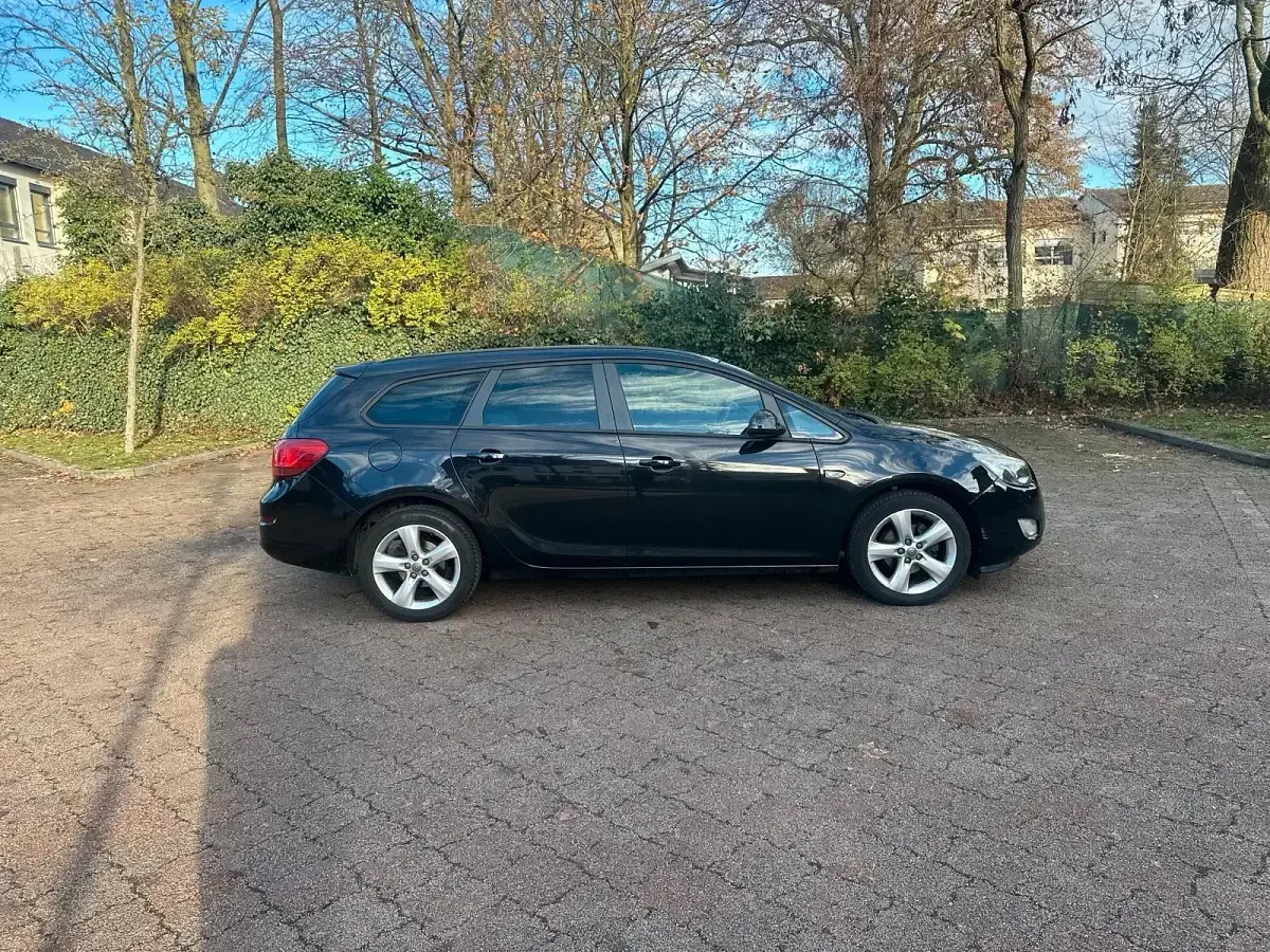 Gebraucht Opel Astra 116 PS (85 kW) 2011 Schwarz Kombi