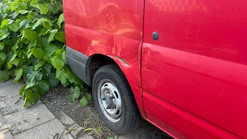 Usado Ford Transit 86 CV (63 kW) 2007 Rojo Monovolumen
