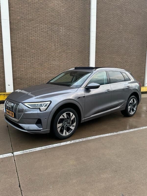 Grau Gebraucht 2019 Audi e-tron Comfort SUV | 21.250 € (Guter Preis) - Bild 1/4