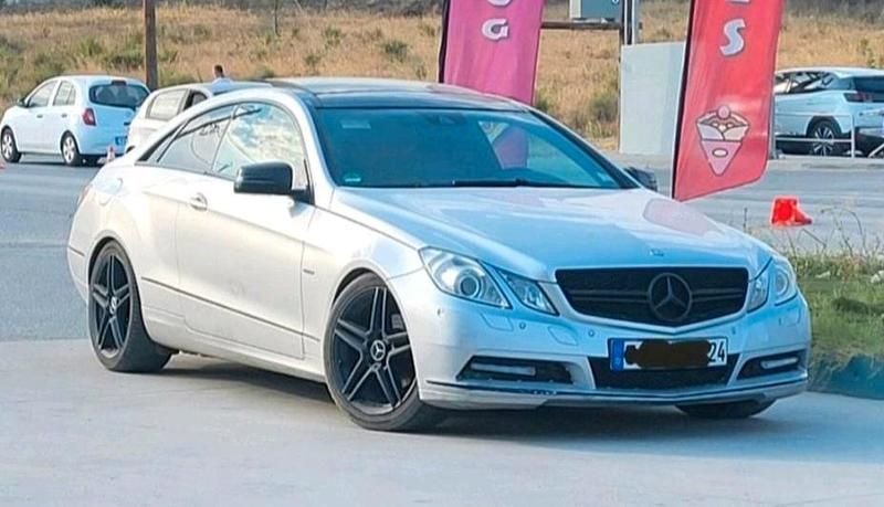 Silber Gebraucht 2011 Mercedes E220 Coupé | 6.400 € (Guter Preis) - Bild 1/4