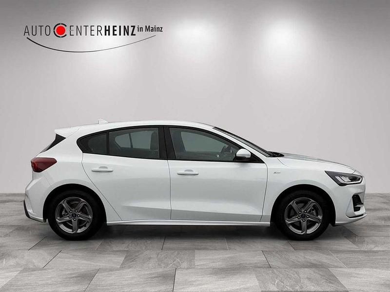 Używany Ford Focus ST-Line 125 KM (91 kW) 2022 Biały Sedan/Limuzyna