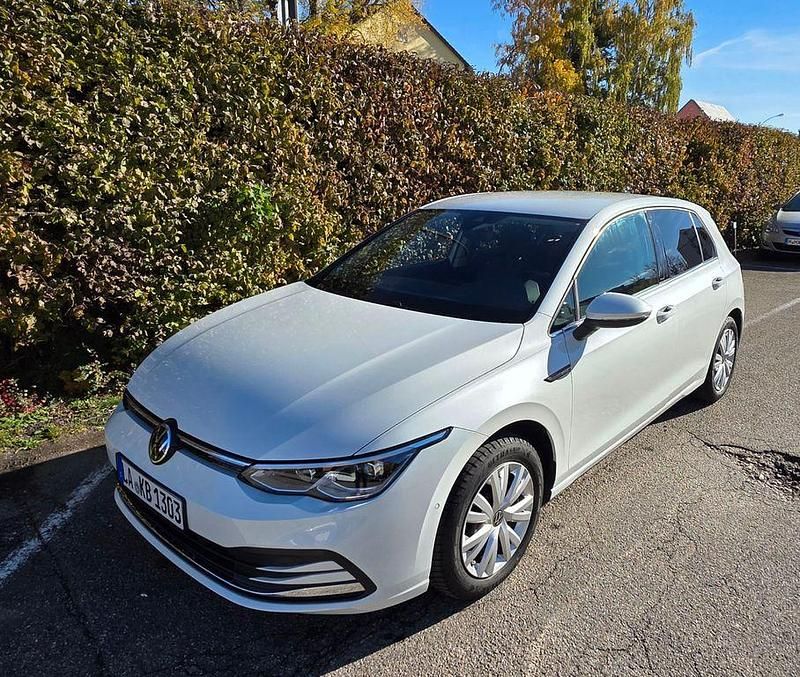 Weiß Gebraucht 2022 VW Golf VIII Style Limousine | 22.900 € (Guter Preis) - Bild 1/4