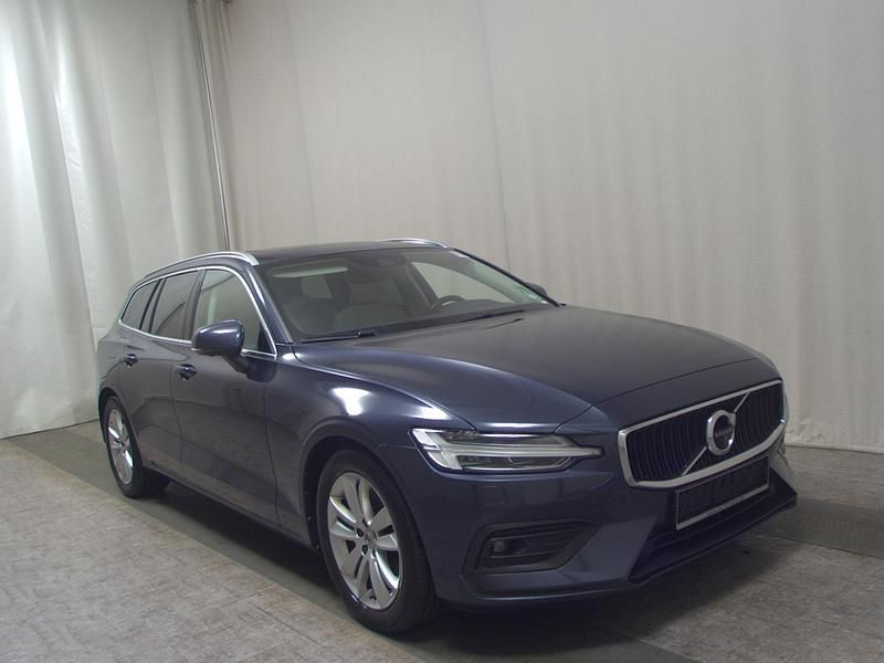 Gebraucht Volvo V60 Momentum 197 PS (144 kW) 2022 Denim blue metallic Kombi