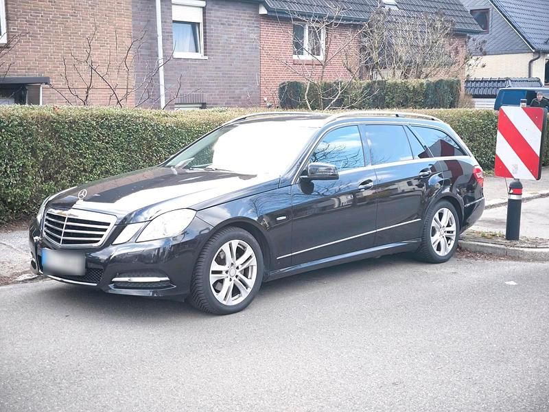 Gebraucht Mercedes E220 170 PS (125 kW) 2010 Schwarz Kombi