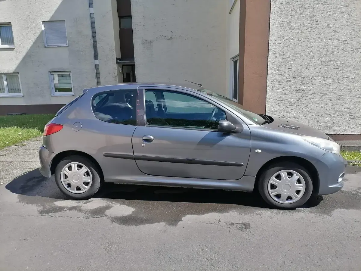 Gebraucht Peugeot 206+ 60 PS (44 kW) 2010 Grau Kleinwagen