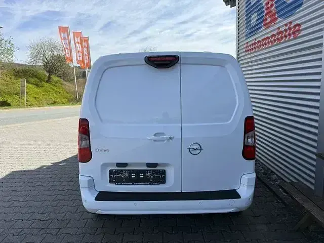 Używany Opel Combo Edition 131 KM (96 kW) 2021 Biały Minivan