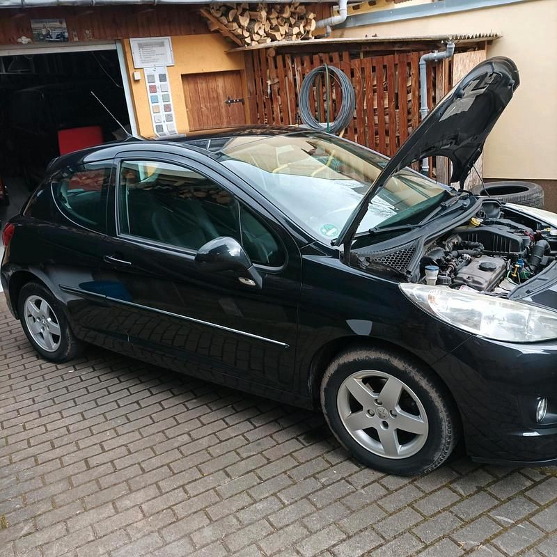 Gebraucht Peugeot 207 75 PS (55 kW) 2011 Schwarz Kleinwagen